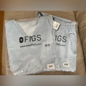 Brand New Figs Set Chambray Dowa High-Waisted Joggers M&Adra Slim V neck Top M